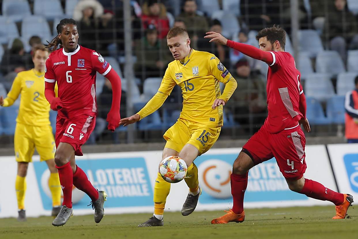 乌克兰队在场上表现抢眼,赢得比赛 乌克兰队在场上表现抢眼,赢得比赛