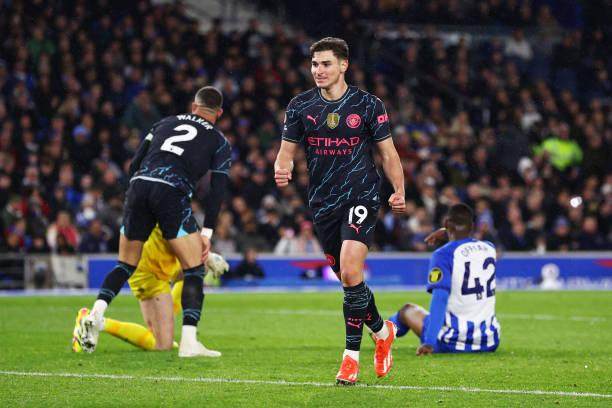 曼城大比分领先,横扫对手继续领跑 曼城大比分领先,横扫对手继续领跑